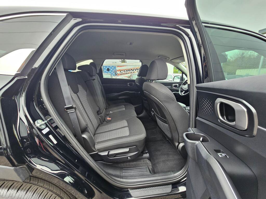 Used 2023 Kia Sorento LX AWD/4WD image 14