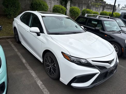 Used 2022 Toyota Camry SE w/ Cold Weather Package AWD/4WD image 7