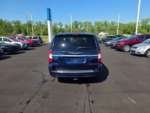 Used 2014 Chrysler Town & Country Touring FWD image 4