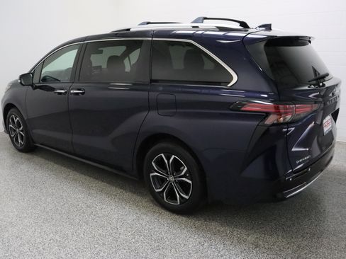 Used 2025 Toyota Sienna Platinum AWD/4WD image 9