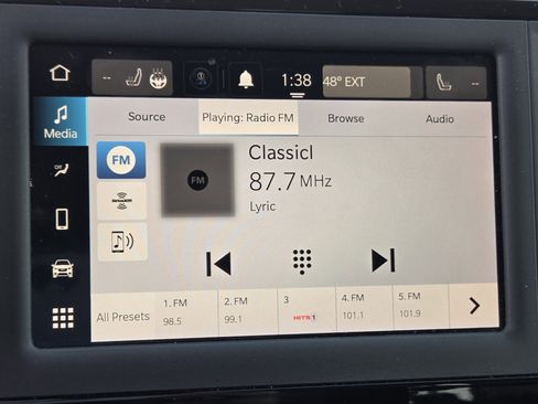 Used 2022 Chrysler Voyager LX image 12