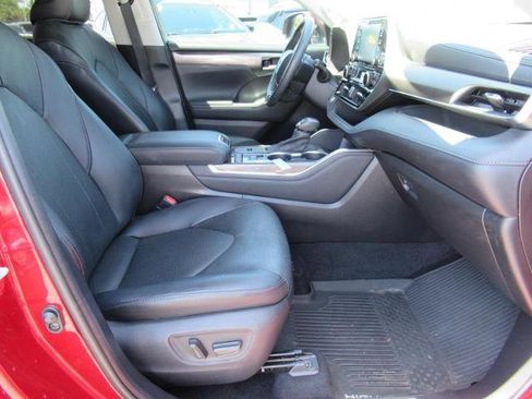 Used 2021 Toyota Highlander Limited FWD image 10