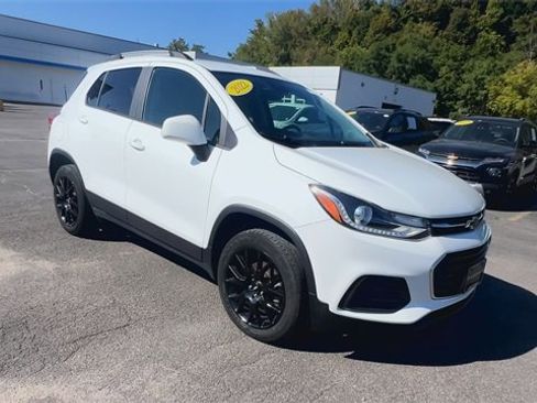 Used 2022 Chevrolet Trax LT w/ Sport Edition image 2