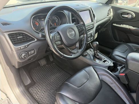 Used 2019 Jeep Cherokee Trailhawk w/ Cold Weather Group AWD/4WD image 11
