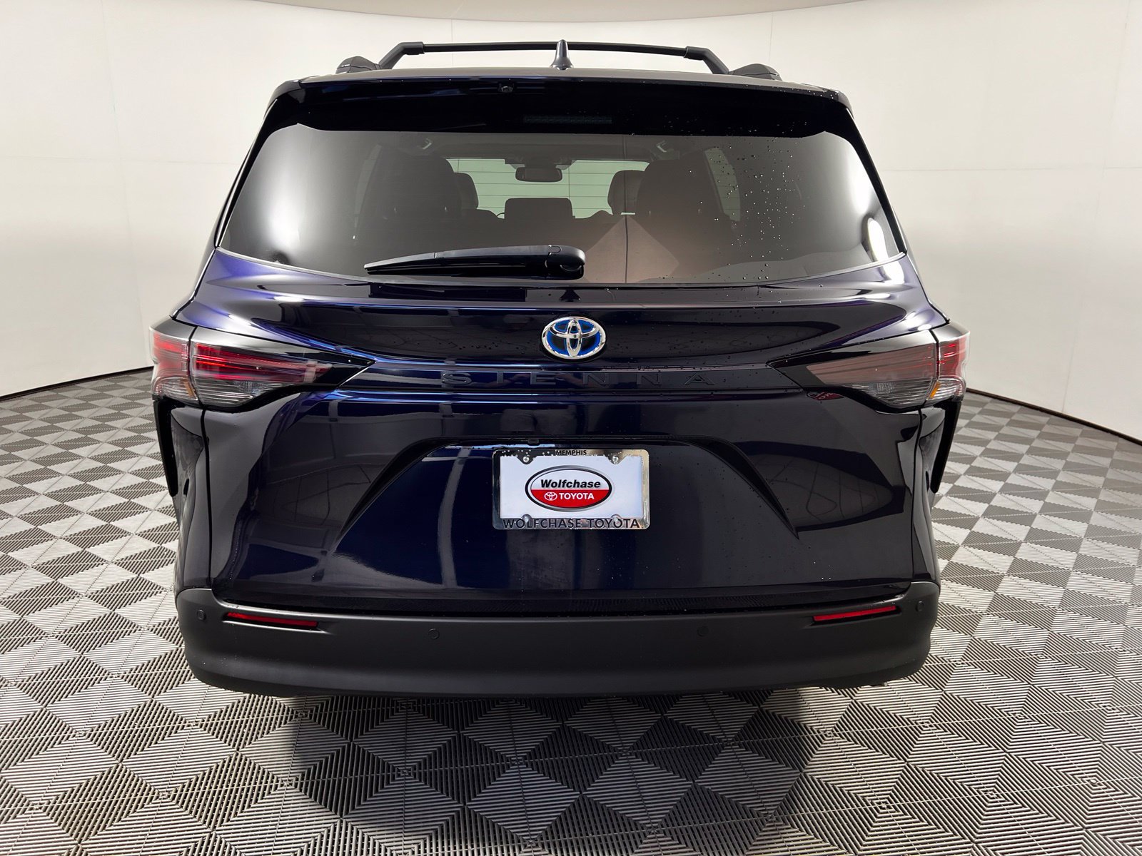 Certified 2025 Toyota Sienna XLE FWD image 6