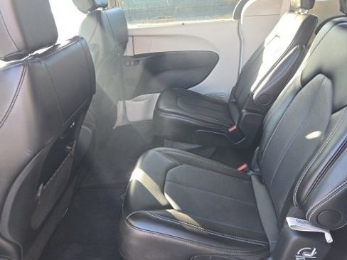 Used 2024 Chrysler Pacifica Touring-L image 19
