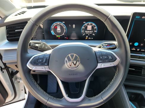 Used 2025 Volkswagen Tiguan SE AWD/4WD image 9