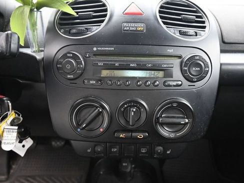 Used 2009 Volkswagen Beetle Coupe FWD image 18