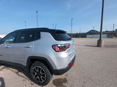 Used 2025 Jeep Compass Trailhawk AWD/4WD image 9