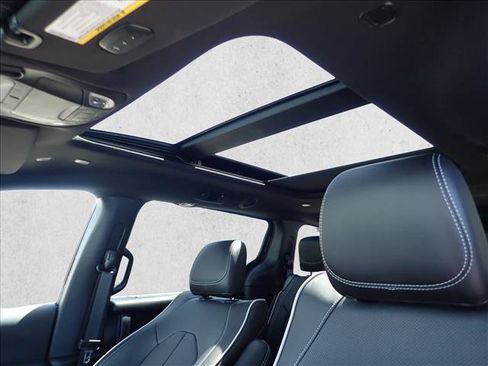 New 2027 Chrysler Pacifica Limited AWD/4WD image 14