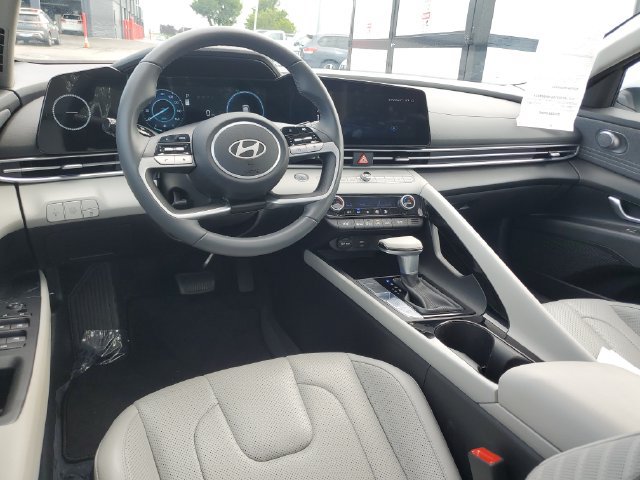 Certified 2025 Hyundai Elantra Limited FWD image 9