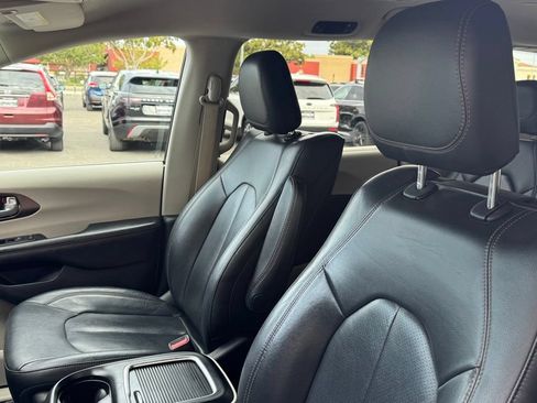 Used 2019 Chrysler Pacifica Touring-L Plus w/ Tire & Wheel Group FWD image 15