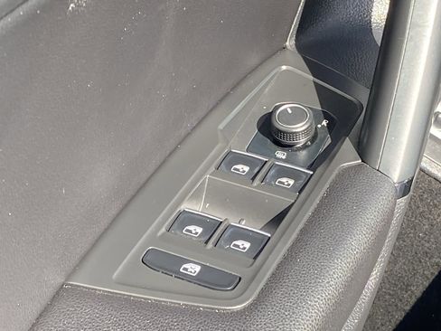 Used 2019 Volkswagen Tiguan SEL image 30