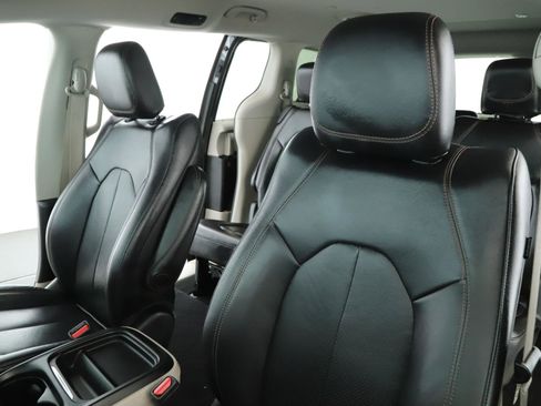 Used 2018 Chrysler Pacifica Touring-L image 4