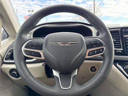Used 2023 Chrysler Pacifica Touring-L image 16