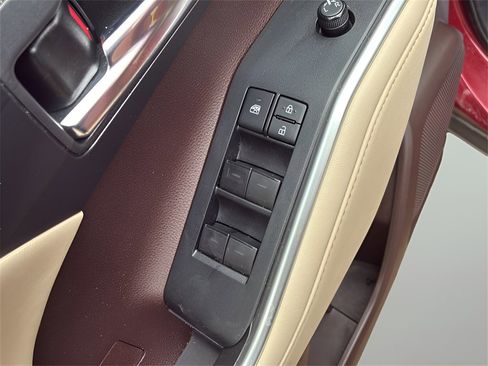 Used 2020 Toyota Highlander XLE image 21