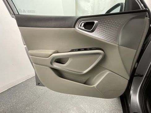 Used 2025 Kia Soul LX w/ LX Technology Package FWD image 9