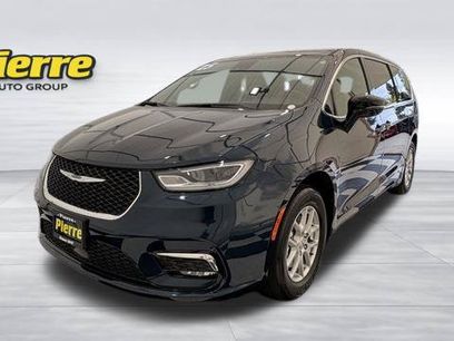 Used 2025 Chrysler Pacifica Select