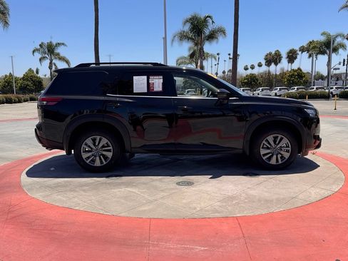Certified 2025 Nissan Pathfinder SV FWD image 9