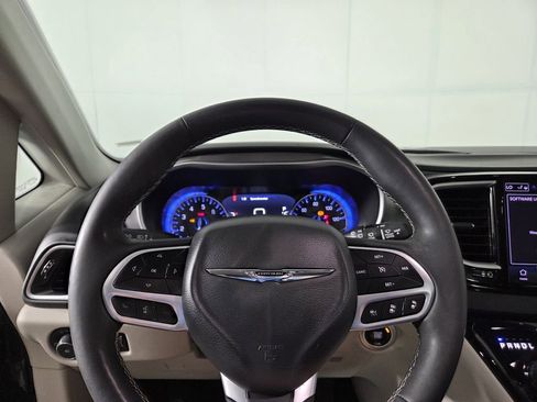 Certified 2023 Chrysler Pacifica Touring-L image 13