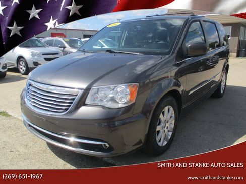Used 2016 Chrysler Town & Country Touring FWD image 1