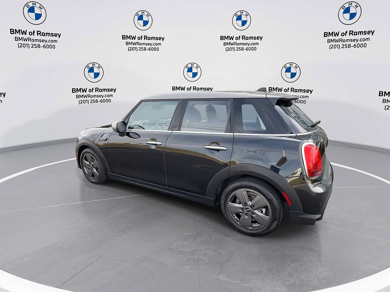Used 2024 MINI Cooper 4-Door Hardtop FWD image 6