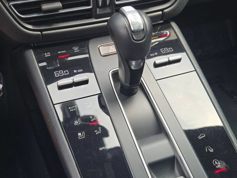 Used 2024 Porsche Macan AWD/4WD image 28