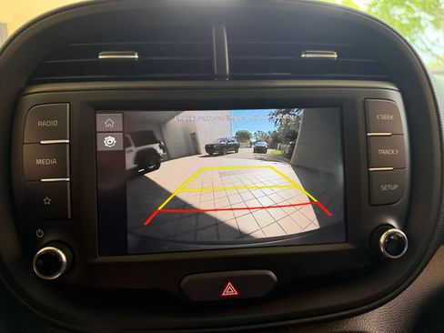 Used 2025 Kia Soul LX w/ LX Technology Package FWD image 16