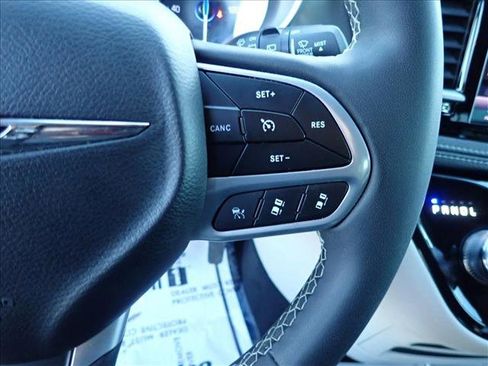 Used 2023 Chrysler Pacifica Touring-L FWD image 17