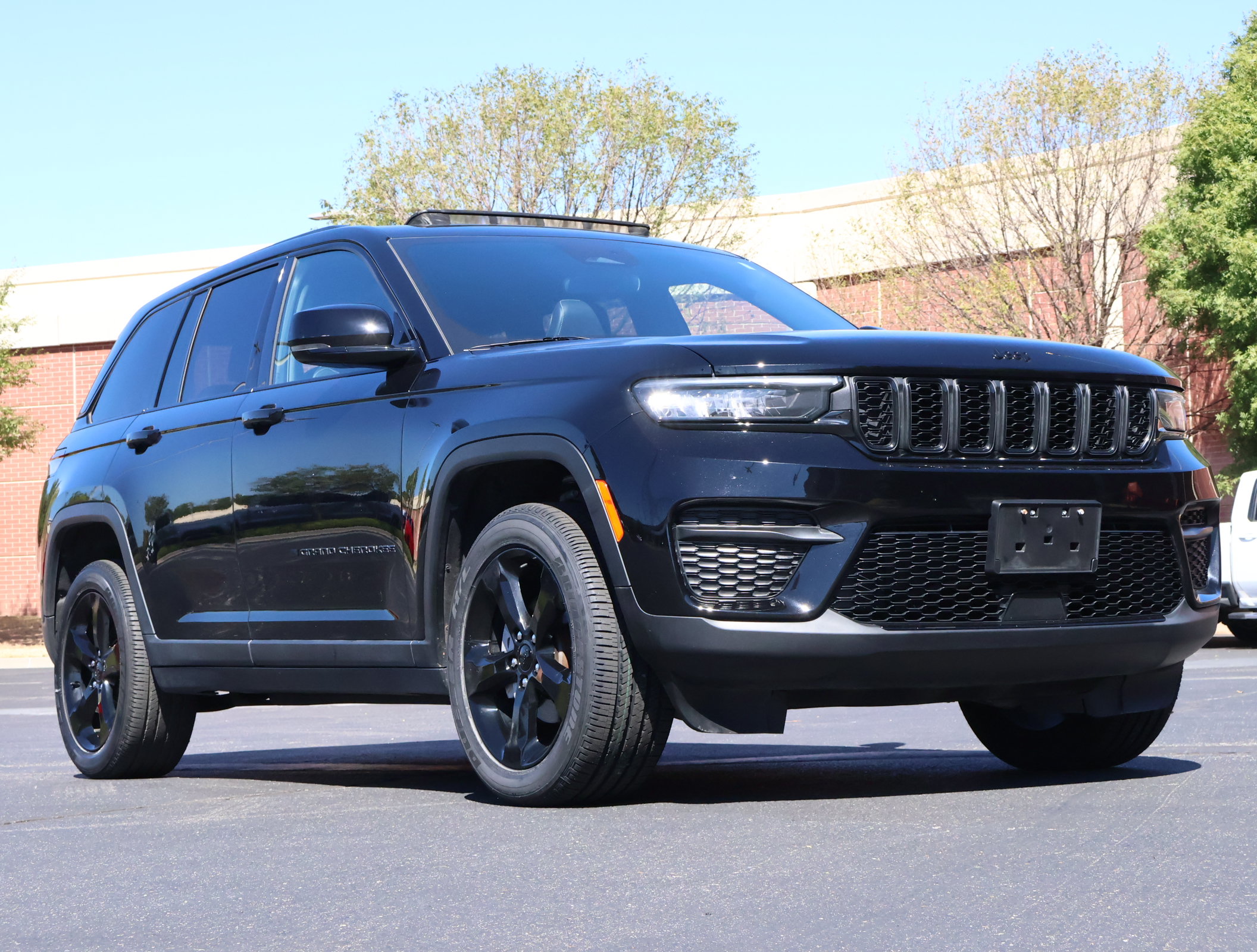 Used 2023 Jeep Grand Cherokee Altitude AWD/4WD image 1