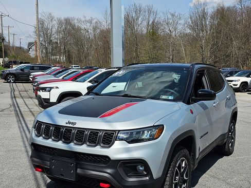 Used 2024 Jeep Compass Trailhawk AWD/4WD image 2
