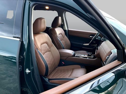 Certified 2025 Nissan Pathfinder Platinum w/ Cargo Package FWD image 9
