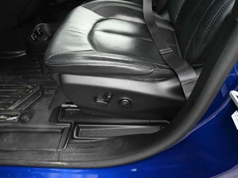 Used 2019 Chrysler Pacifica Touring-L Plus w/ Advanced Safetytec Group FWD image 11