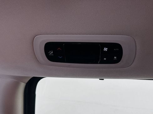 Used 2020 Chrysler Pacifica Touring-L FWD image 25
