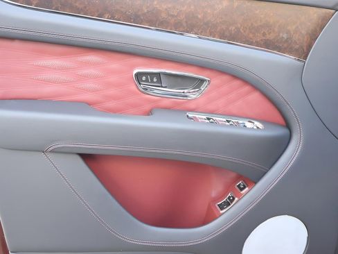 New 2025 Bentley Bentayga image 12