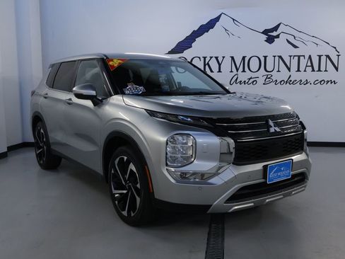 Used 2024 Mitsubishi Outlander SE image 1