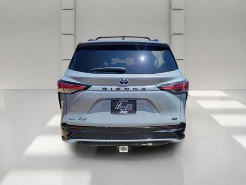 Used 2025 Toyota Sienna XSE FWD image 5