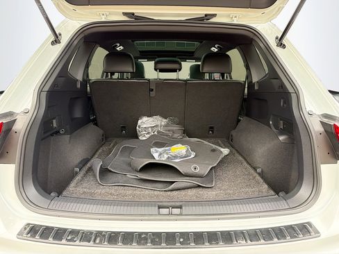 Used 2023 Volkswagen Tiguan SE R-Line image 17