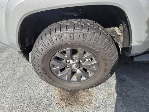 Used 2023 Toyota Tacoma SR5 w/ Technology Package RWD image 4