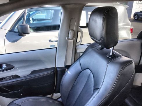 Used 2024 Chrysler Pacifica Touring-L image 23