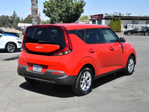 Used 2022 Kia Soul LX w/ Technology Package FWD image 8