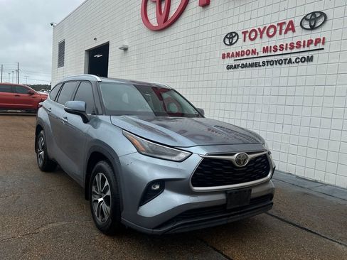 Used 2021 Toyota Highlander XLE image 3