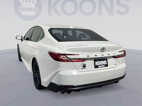 Used 2025 Toyota Camry SE image 4