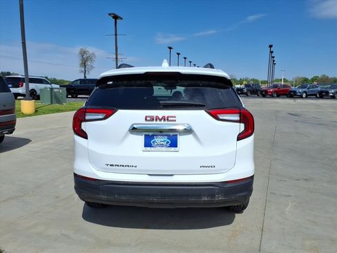 Used 2024 GMC Terrain SLE w/ Driver Convenience Package AWD/4WD image 4