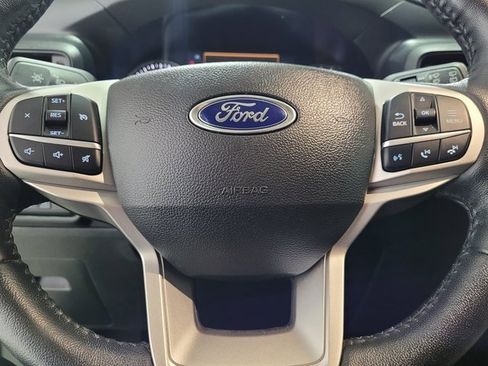 Used 2022 Ford Explorer XLT image 34