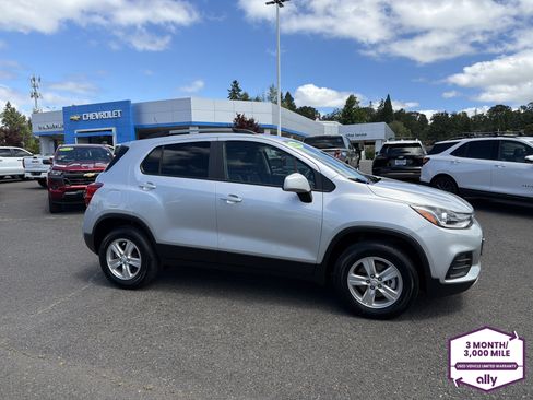 Used 2022 Chevrolet Trax LT w/ LT Convenience Package AWD/4WD image 7