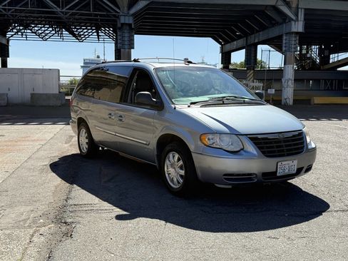 Used 2006 Chrysler Town & Country Touring image 15