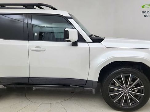 Used 2024 Lexus GX 550 w/ Accessory Package (31) AWD/4WD image 8