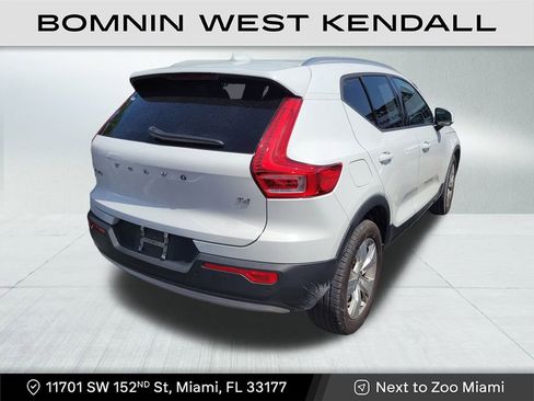 Used 2020 Volvo XC40 T4 Momentum w/ Protection Package Premier image 4