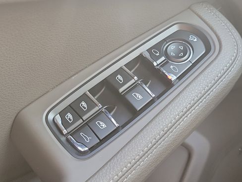 Used 2025 Porsche Macan Turbo image 25